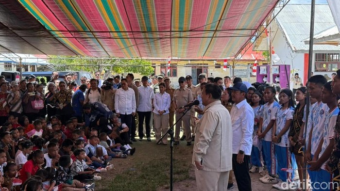 Prabowo Salurkan Bantuan Teknologi dan Komunikasi untuk Warga Pulau Miangas