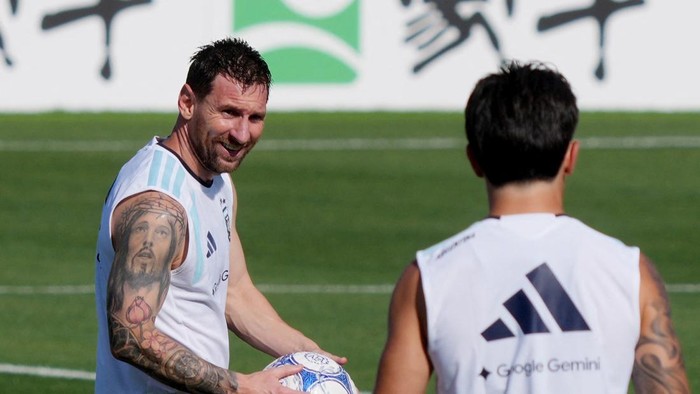 Momen Unik! Lionel Messi 'Gelantungan' Bersama Spider-Man Curi Perhatian